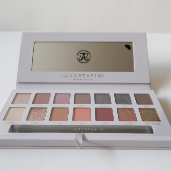 Anastasia Beverly Hills Other - Anastasia Beverly Hills Carli Bybel Palette